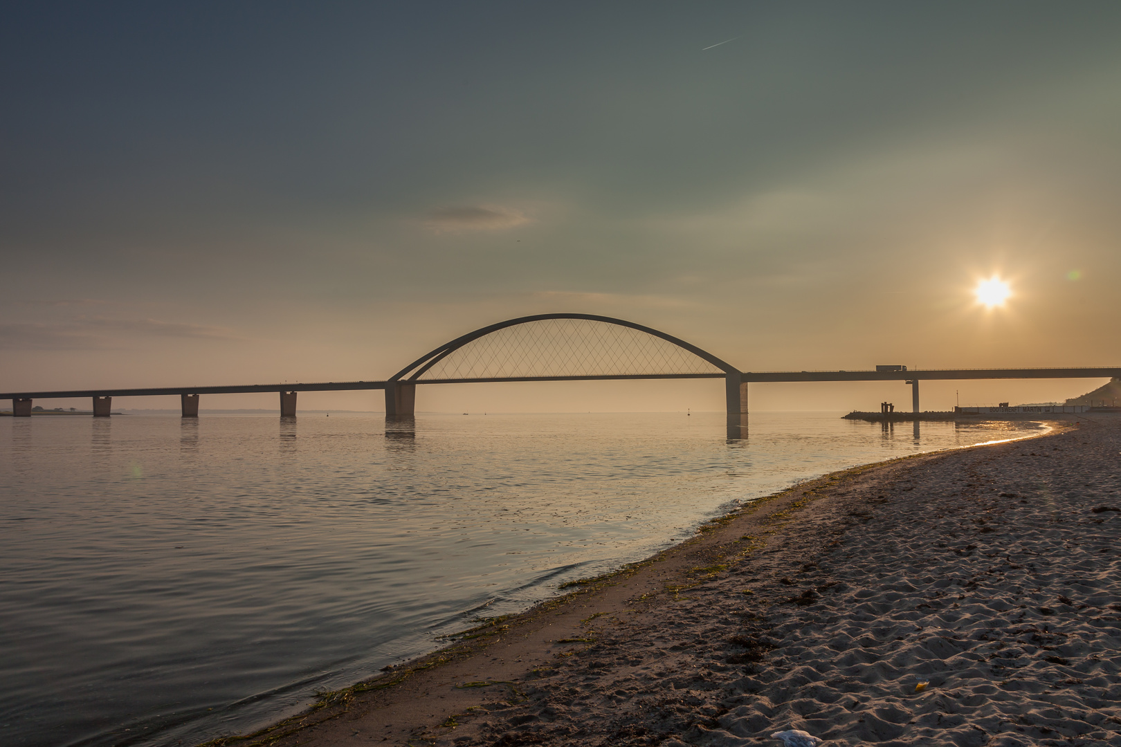 Fehmarnbelt-Brücke im Sonnenuntergang