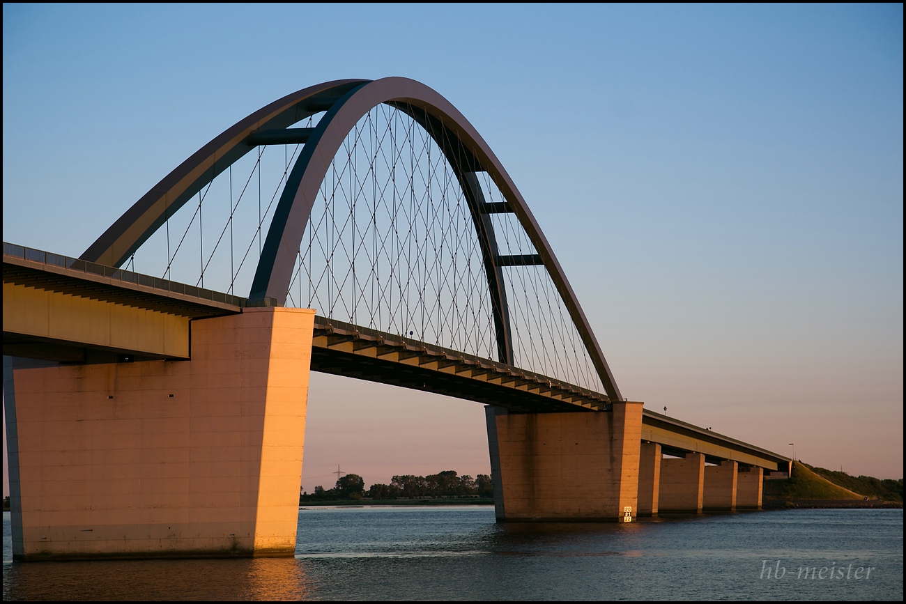 Fehmarnsundbrücke am Abend