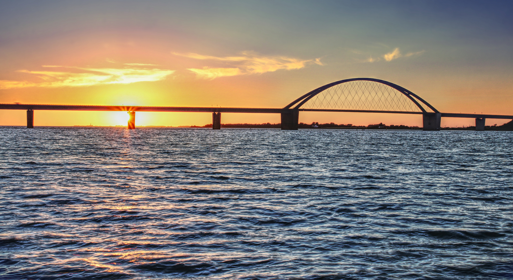 Fehmarnsundbrücke bei Sonnenuntergang