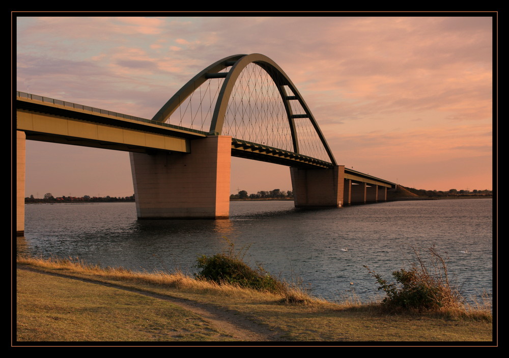 Fehmarnsundbrücke im Abendlicht