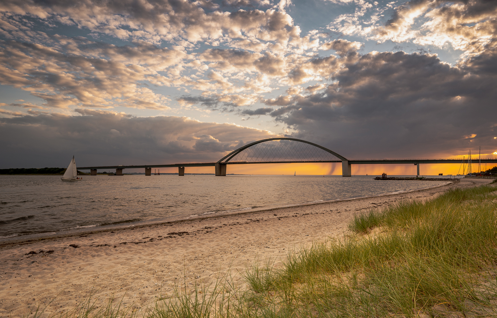 Fehmarnsundbrücke im Sonnenuntergang