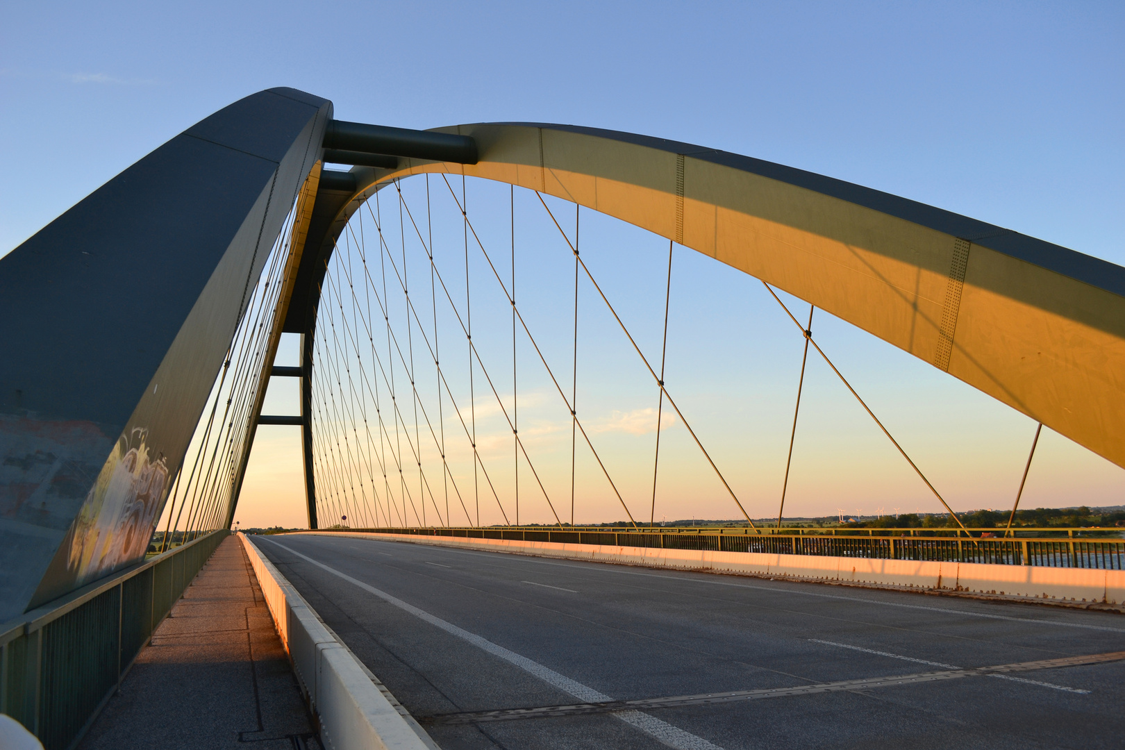 Fehmarnsundbrücke in den letzten Strahlen der Sonne