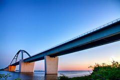 Fehmarnsundbrücke in der Dämmerung