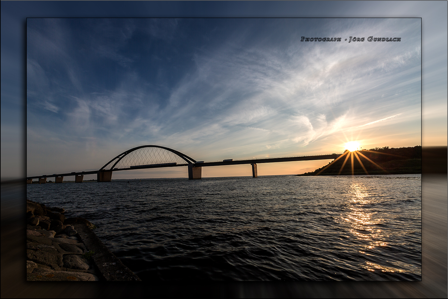 Fehmarnsundbrücke mit Sonnenuntergang