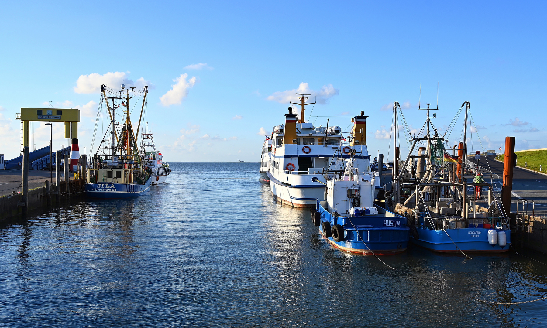 Feierabend im kleinen Hafen von Strucklahnungshörn