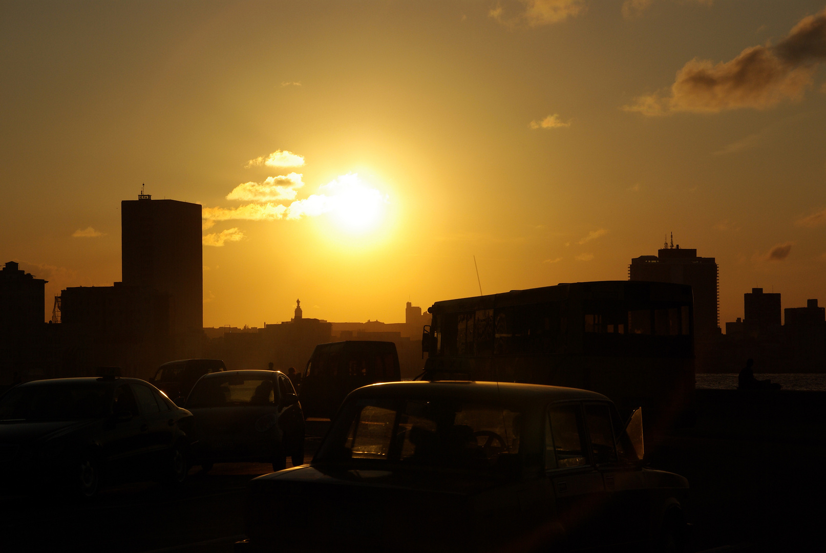 Feierabendverkehr im Sonnenuntergang von Havanna