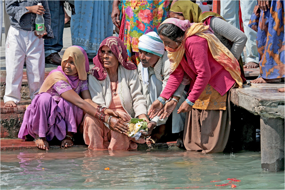 feierliche Übergabe eines kleinen Opfers an Mutter Ganga