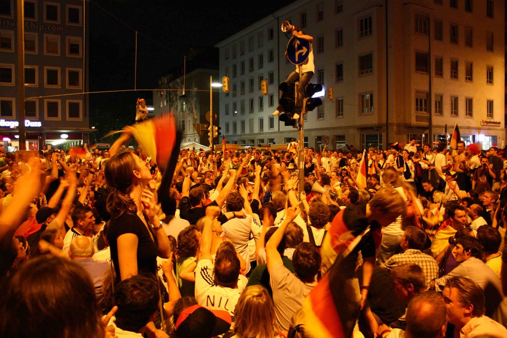 Feiernde auf der Münchner Leopoldstraße nach dem Halbfinale