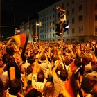 Feiernde auf der Münchner Leopoldstraße nach dem Halbfinale