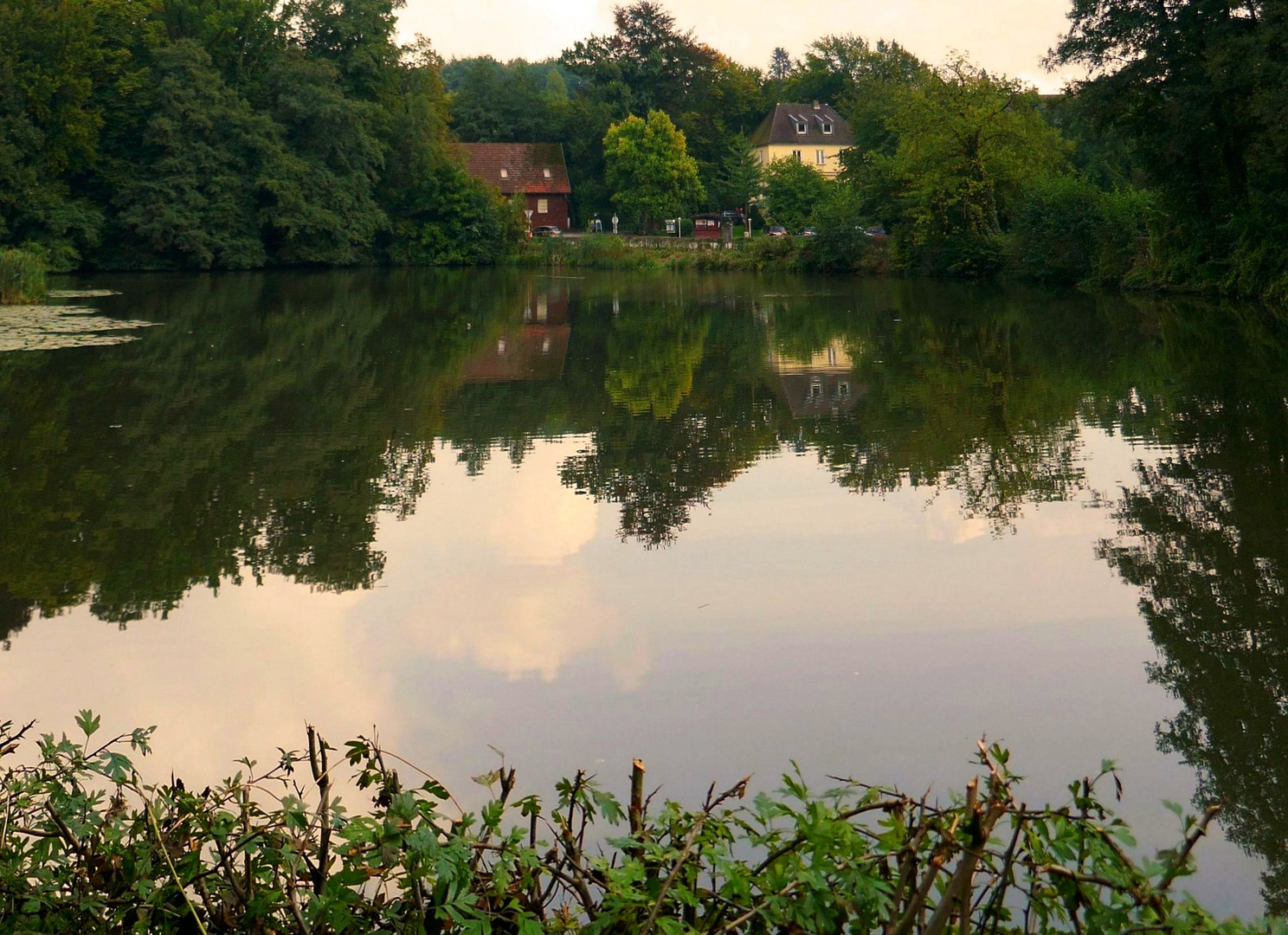 "Feiertag und Spiegeltag" in /an der Aprather Mühle.