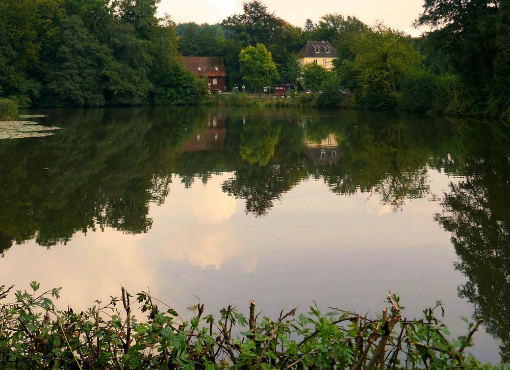 "Feiertag und Spiegeltag" in /an der Aprather Mühle. Foto & Bild