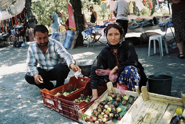feigenverkäuferin an der türkischen westküste
