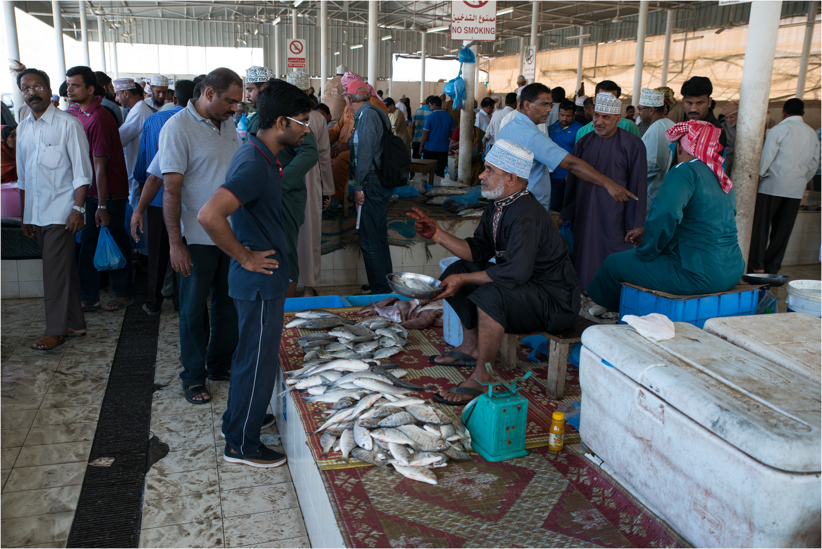 Feilschen auf dem Fischmarkt von Maskat