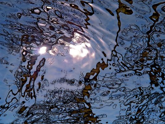 Fein kräuselnde Wellen und Spiegelungen. - Ondulations et reflets sur la surface de l'eau.