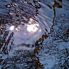 Fein kräuselnde Wellen und Spiegelungen. - Ondulations et reflets sur la surface de l'eau.