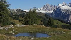 Feine Schneereste als Kontraste am Ankunftstag im September auf dem Sellepass...