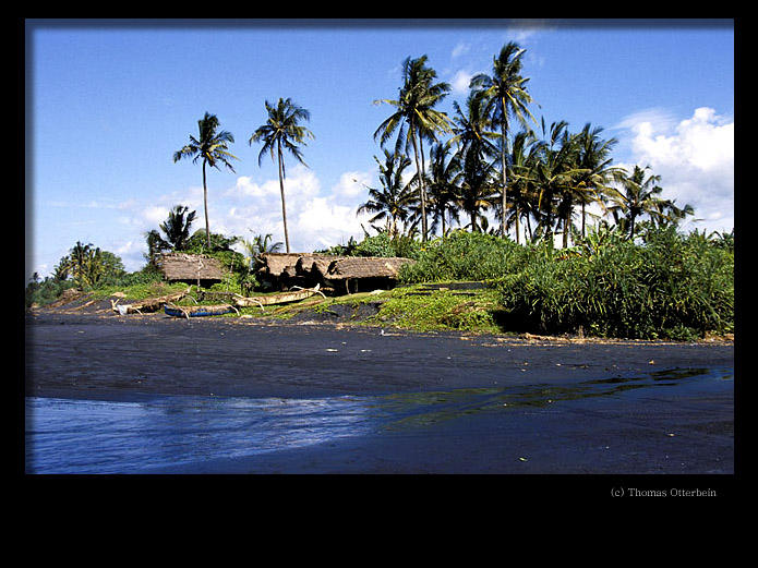 Feiner schwarzer Sandstrand, Bali