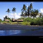 Feiner schwarzer Sandstrand, Bali