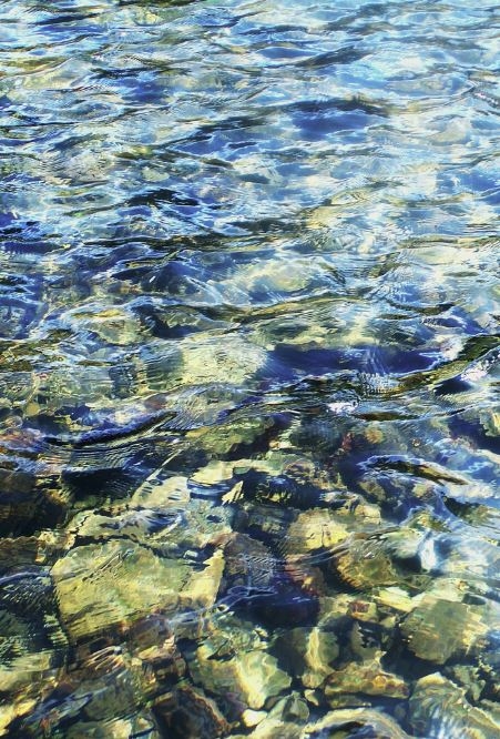 feines klares Wasser bis auf den Grund