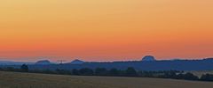 Feines Morgenrot über dem Beginn der Sächsischen Schweiz am 09.08. 2022  5.53 Uhr