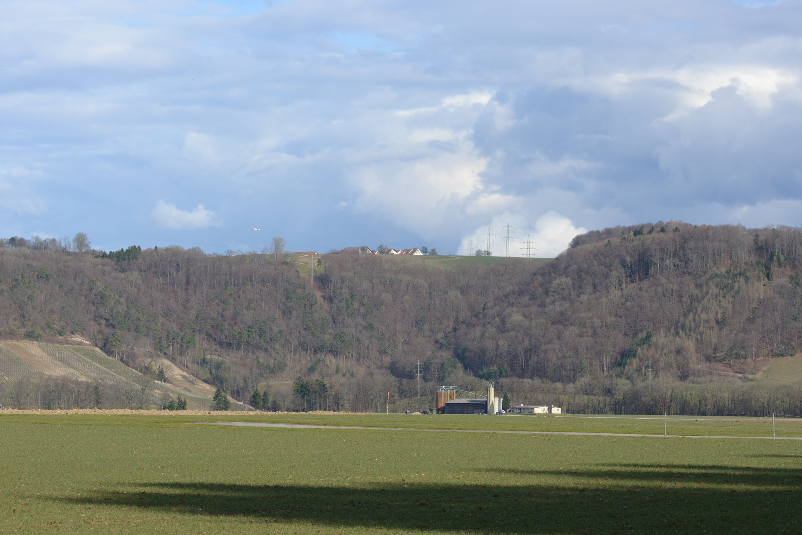 Feld, Bauernhof, Wald und Hügel