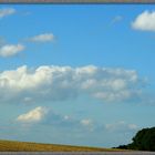 Feld mit eigenartigen Wolken