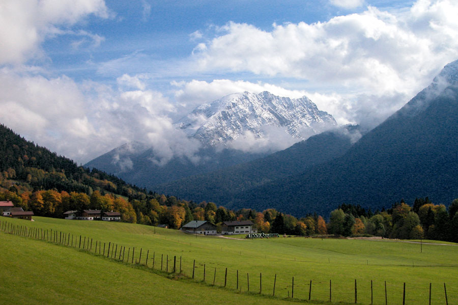 Feld mit Gipfelblick