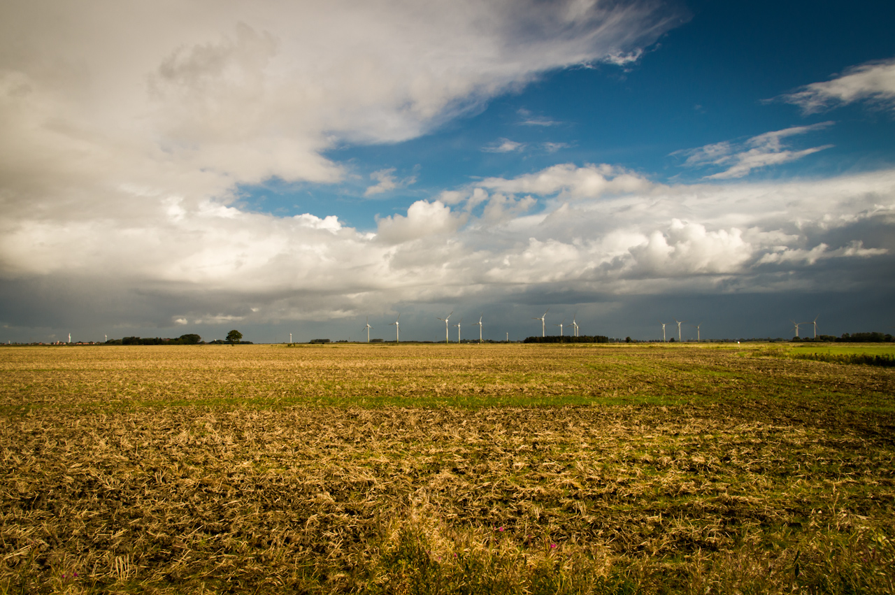 Feld nach der Ernte und vor dem Regen