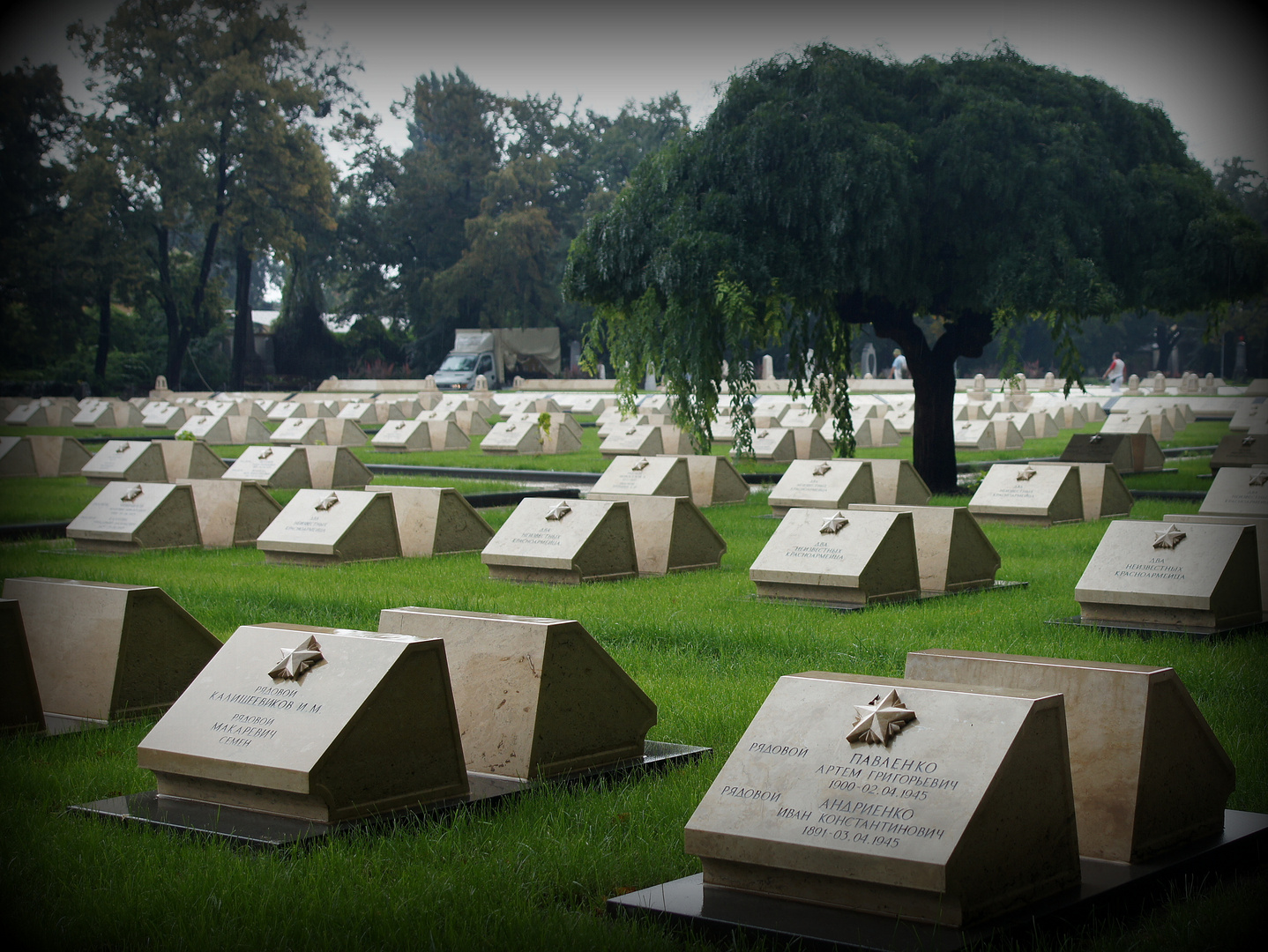 Feld von Grabsteinen in Budapest noch 1945 gefallener sowjetischer Soldaten