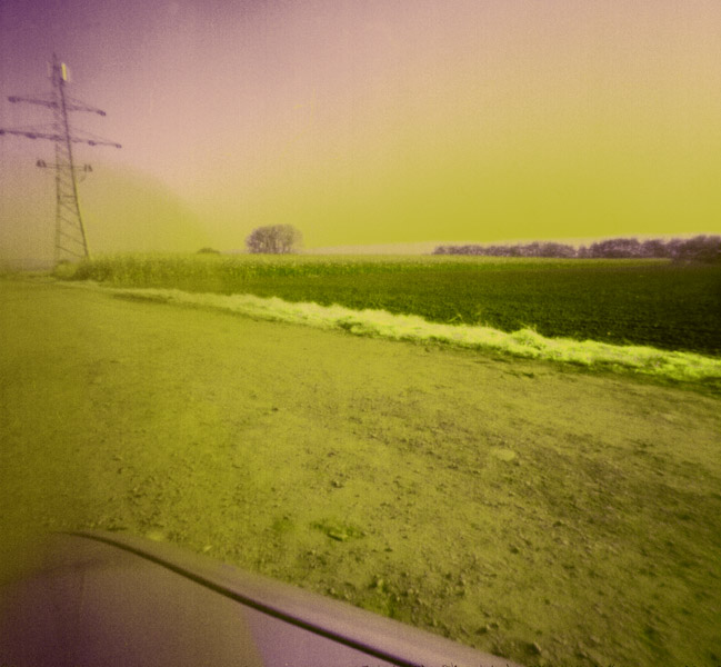 Feld vor Auto