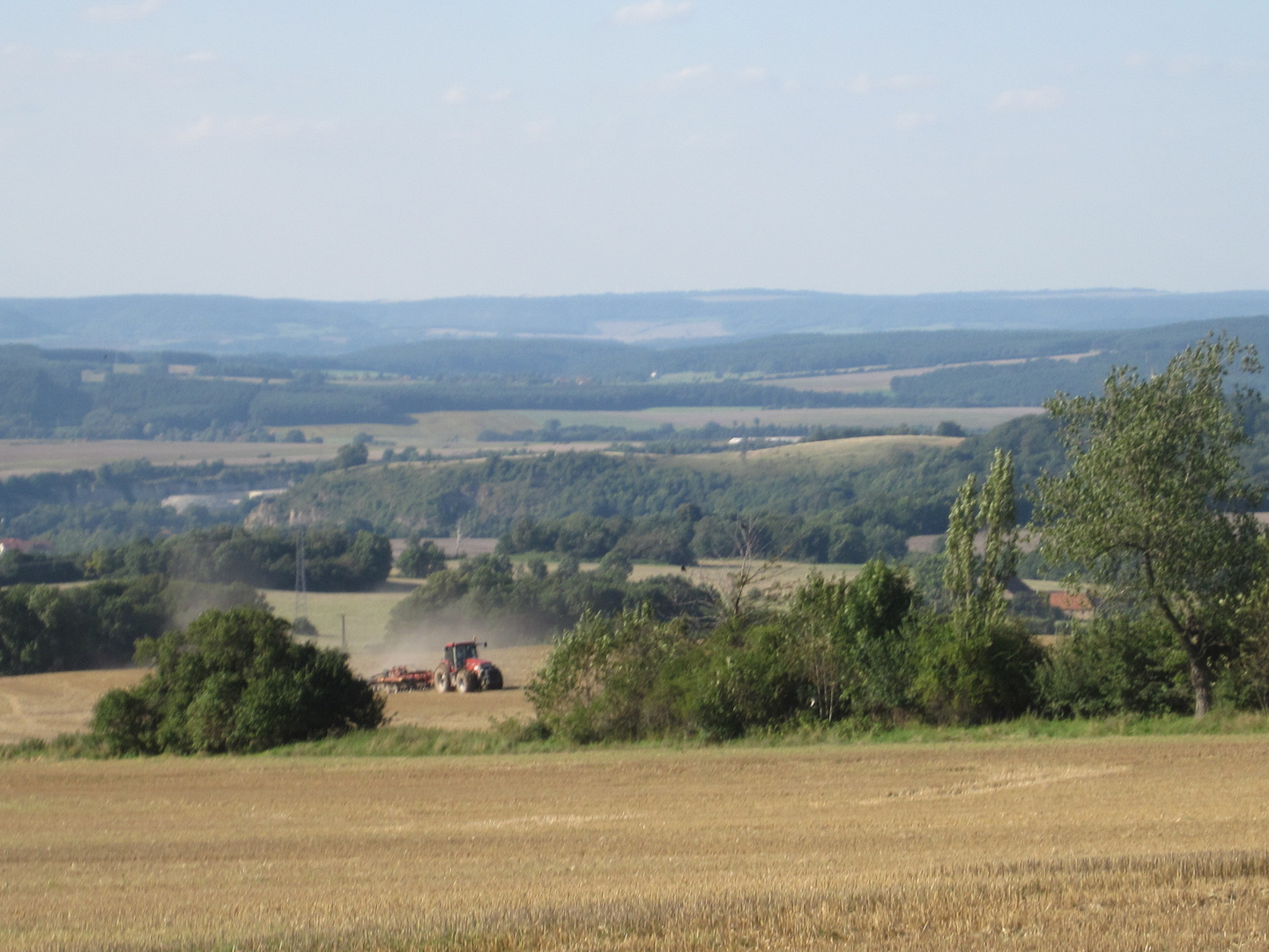 Feldarbeit mit Landschaftsblick