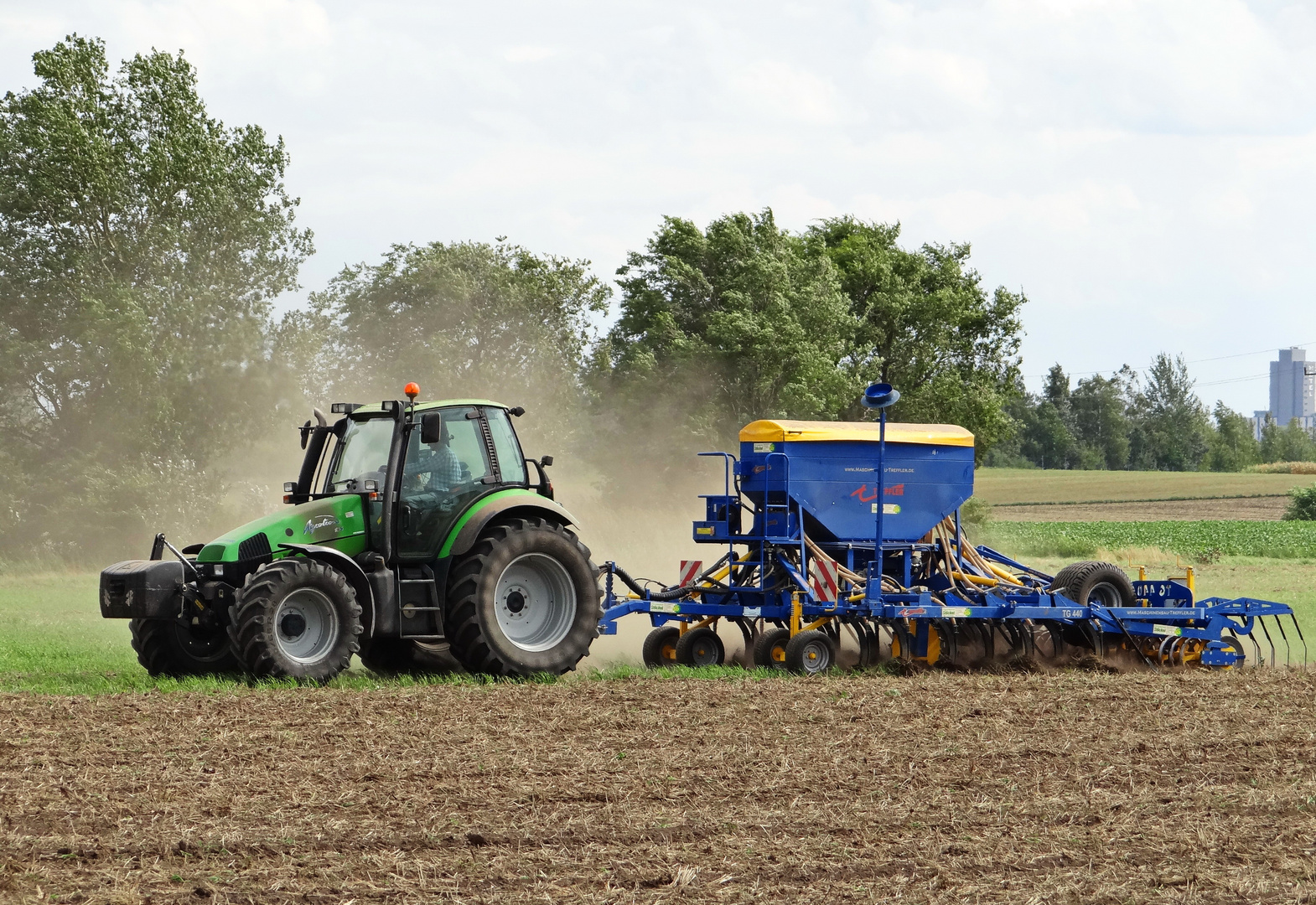 FELDARBEITEN MIT DEN TRAKTOR