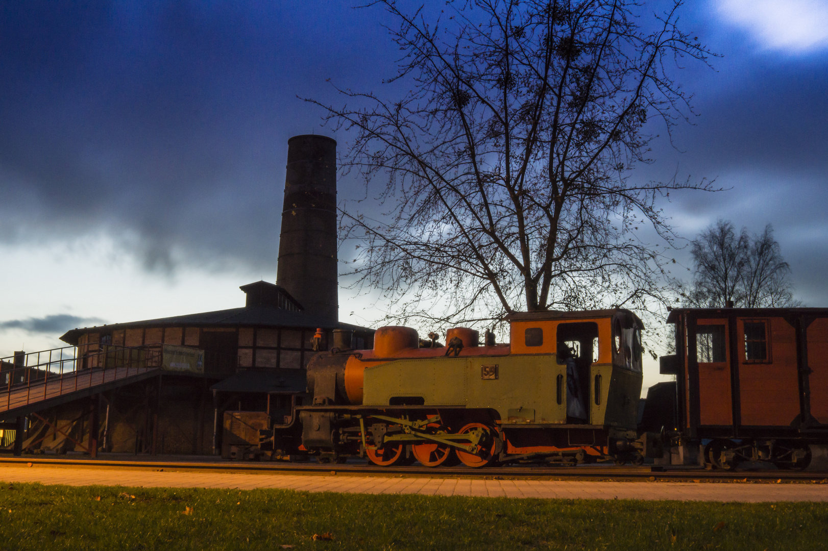 Feldbahn vor einem Ringofen im Ziegeleipark Mildenberg