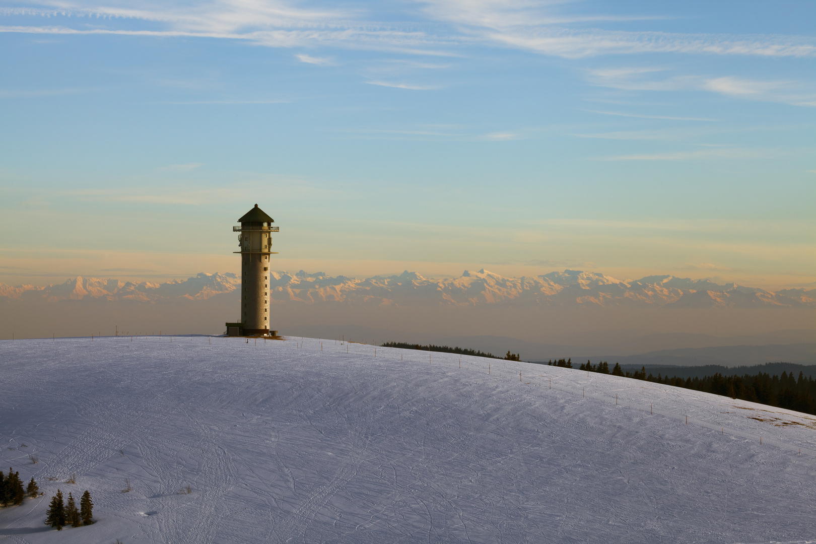 Feldbergturm mit Blick auf die Alpen