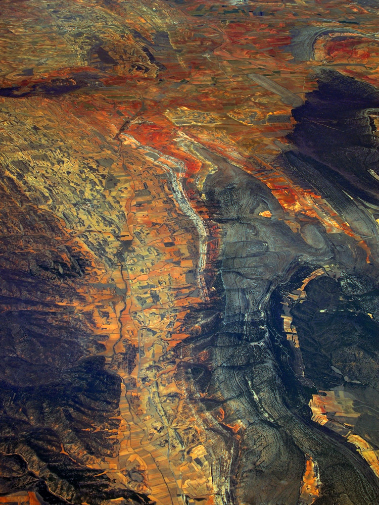 Felder und Berge aufgenommen aus 11.000m üdm  - geschaffen von Mensch und Natur