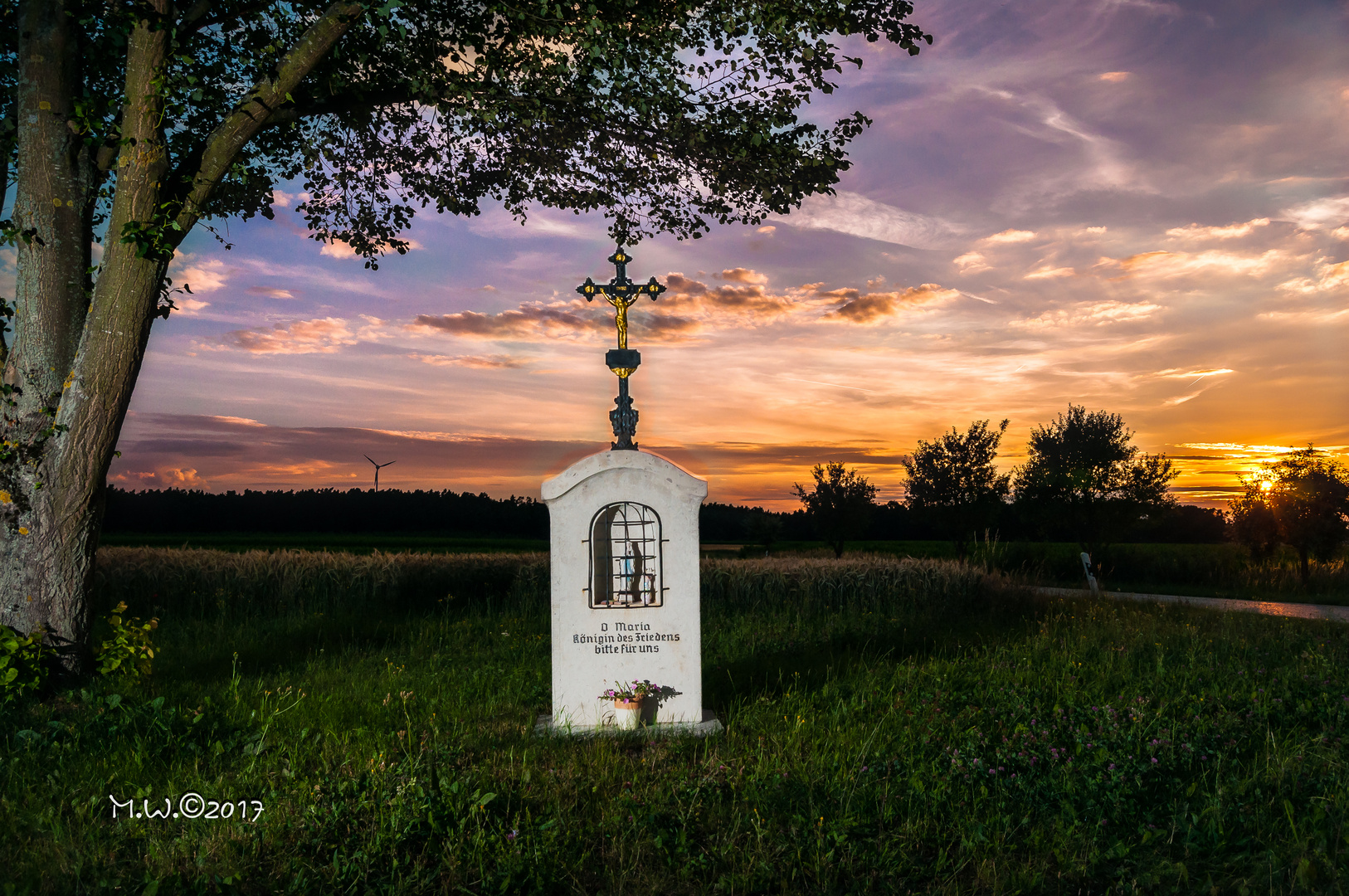 Feldkreuz beim Sonnenuntergang