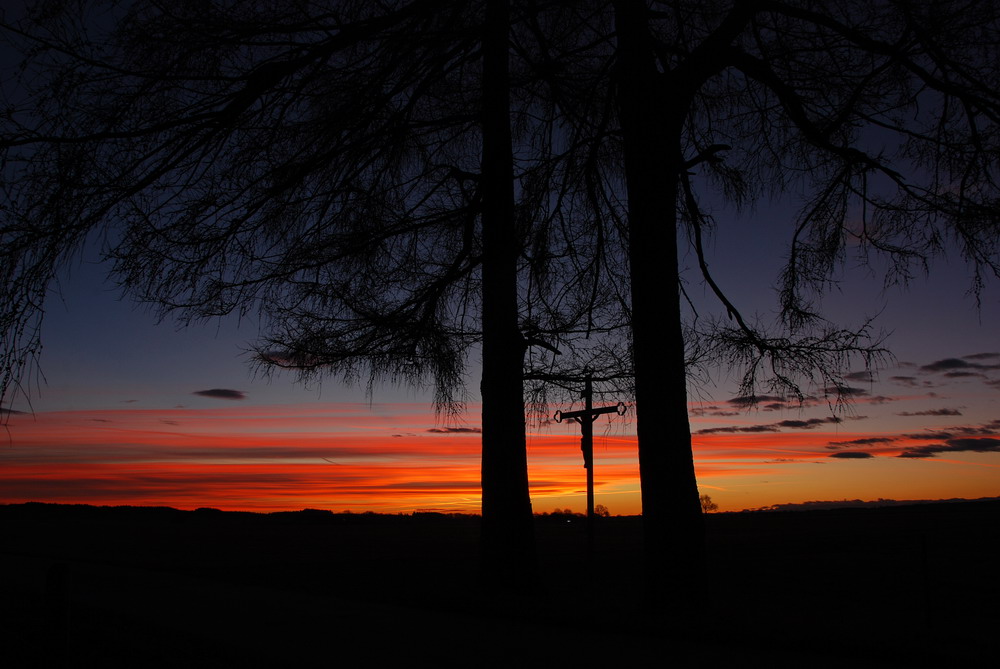 Feldkreuz im Sonnenaufgang