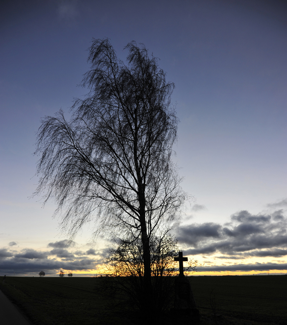 Feldkreuz in der Morgendämmerung