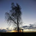 Feldkreuz in der Morgendämmerung