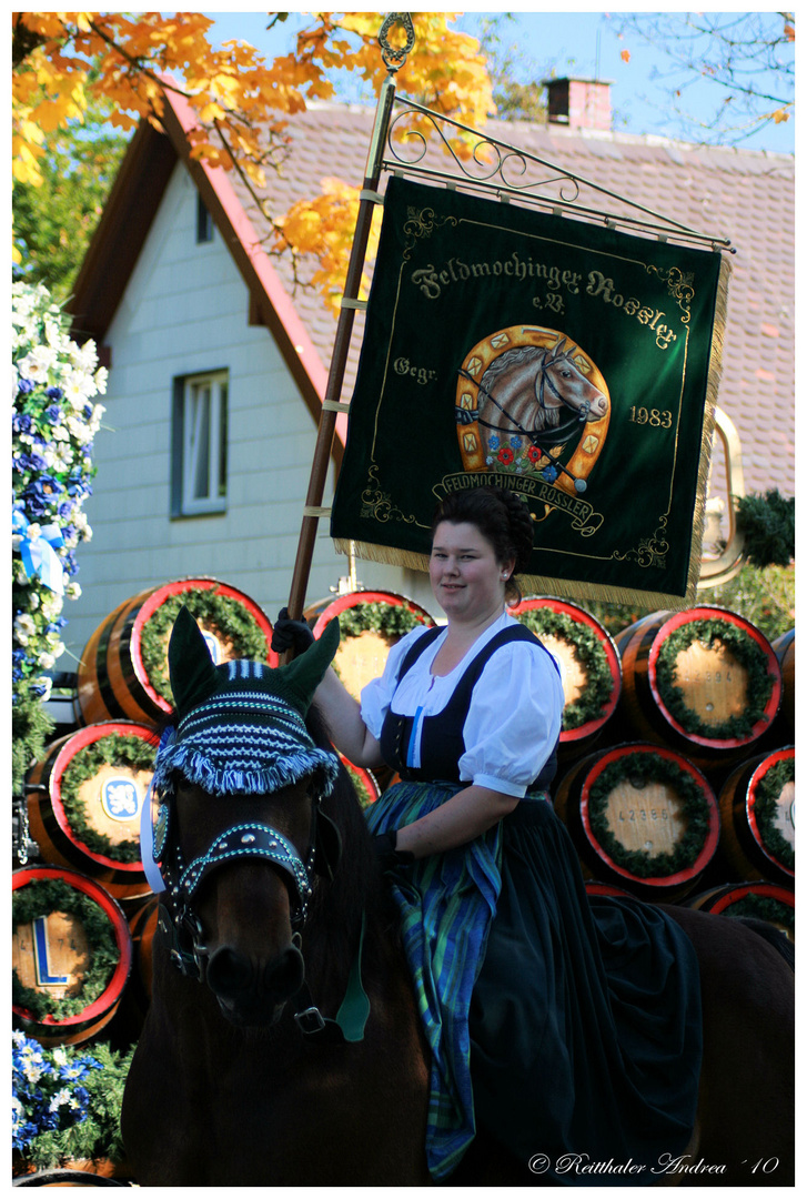 Feldmochinger Rosstag 2010 - Vorreiterin/Standartenträgerin