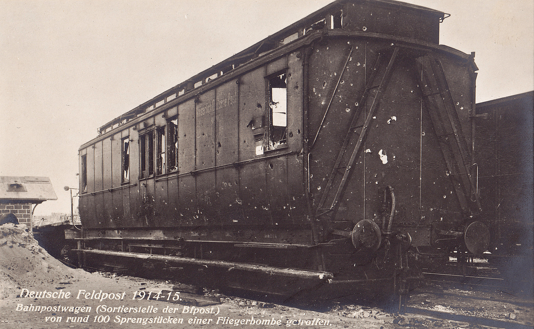 Feldpost: Durchlöcherter Bahnpostwagen