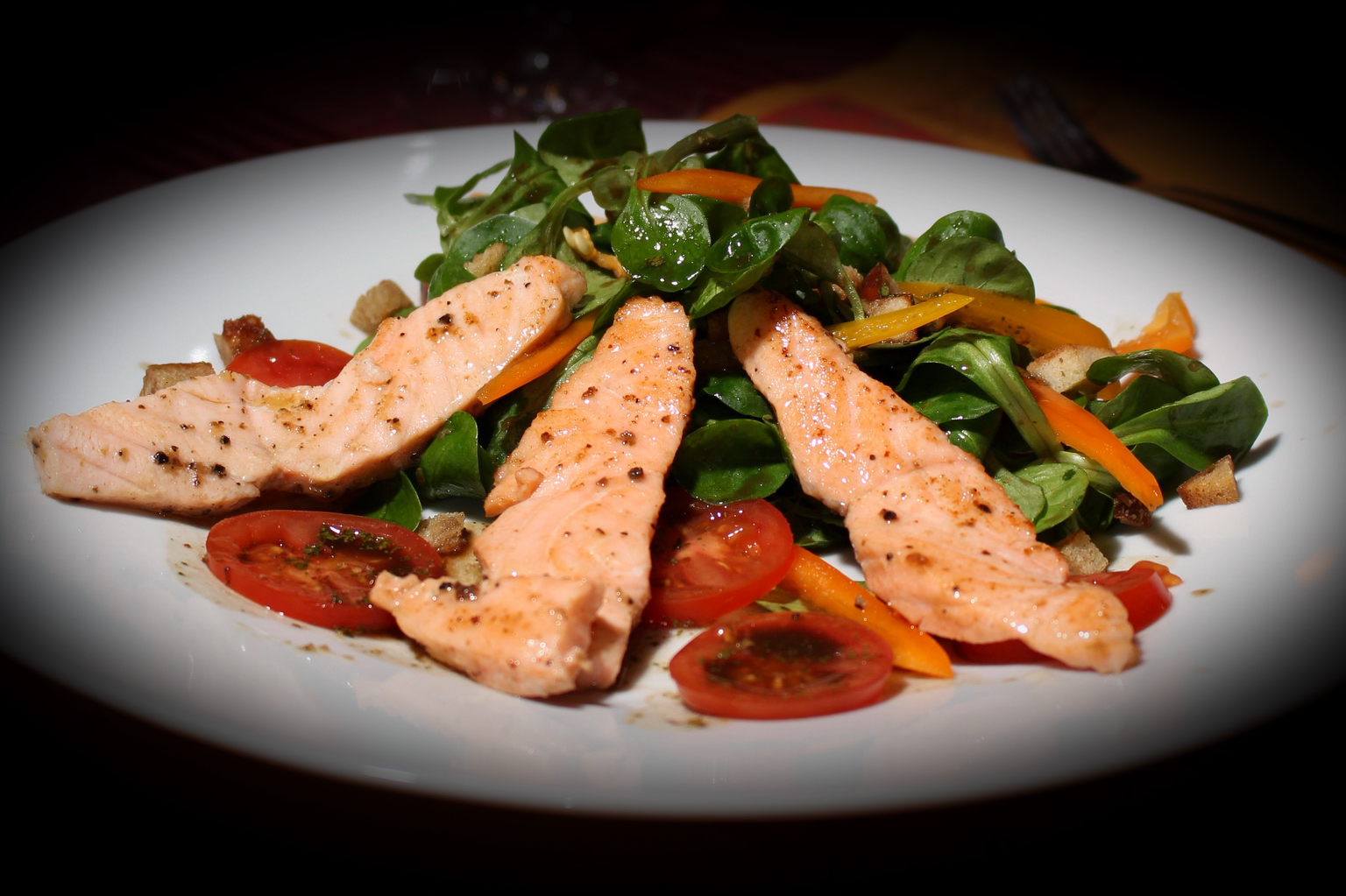 Feldsalat mit Cherry-Tomaten, Paprikastreifen Balsamico-Dressing und gebratener Wildlachs