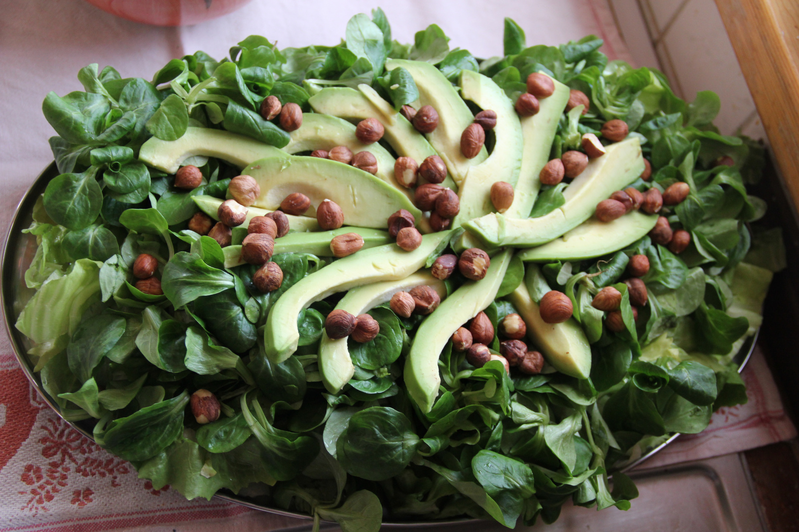 Feldsalat (Rapunzel) mit Avocados