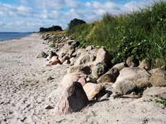 Feldsteine als Strandschutz