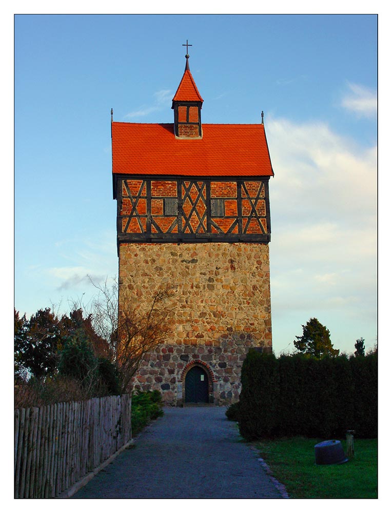 Feldsteinkirche im Abendlicht