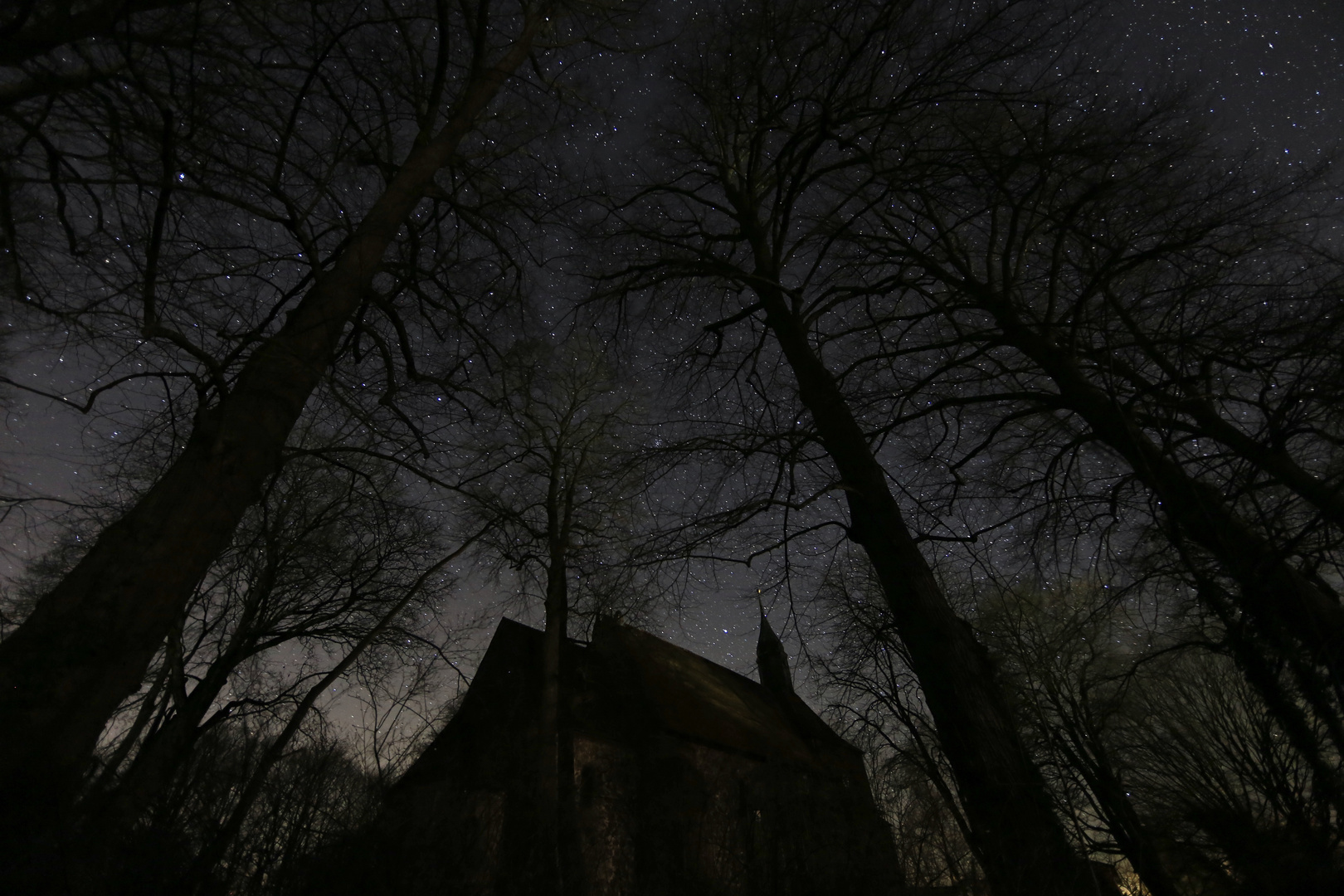 Feldsteinkirche unter Sternenhimmel