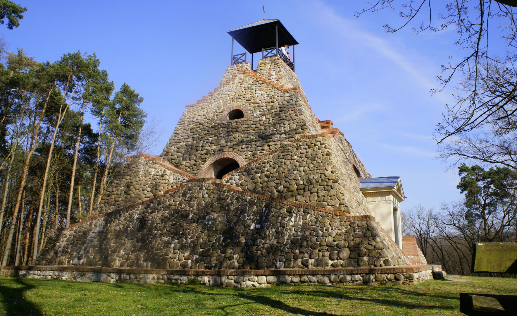 Feldsteinpyramide in Garzau