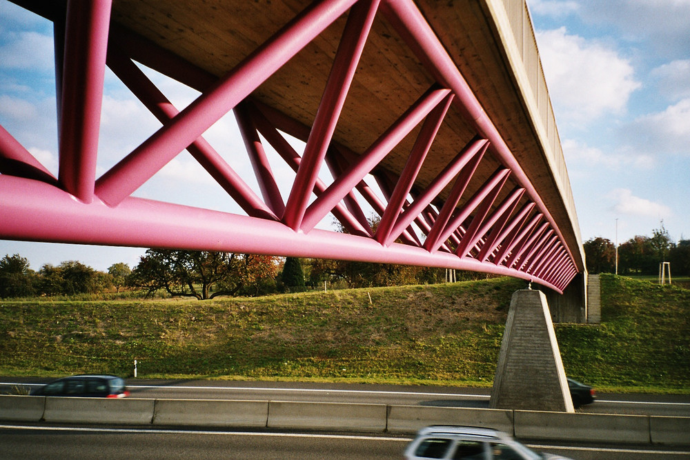Feldwegbrücke über einer Autobahn