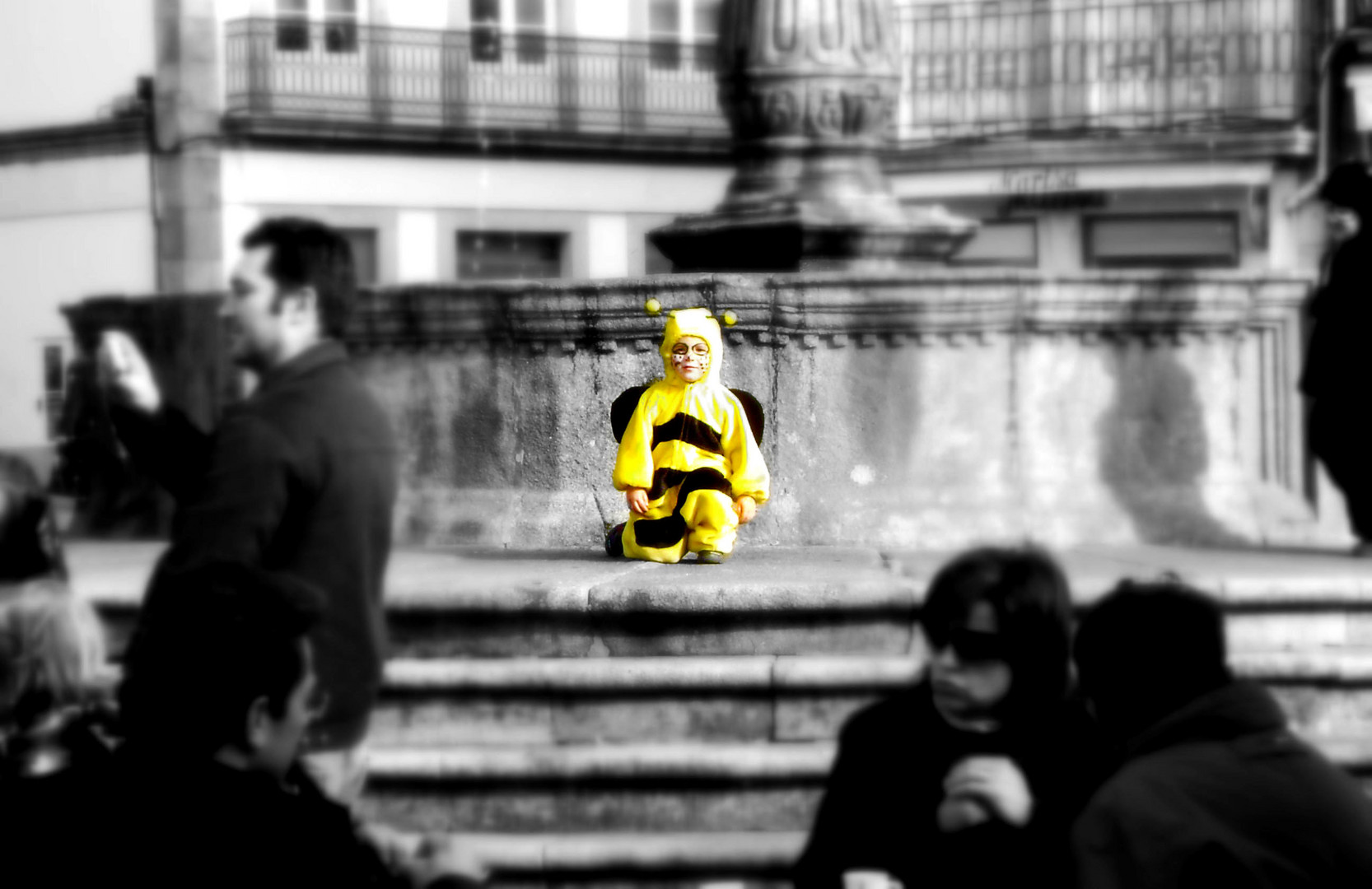 FELICIDAD VESTIDA DE AMARILLO