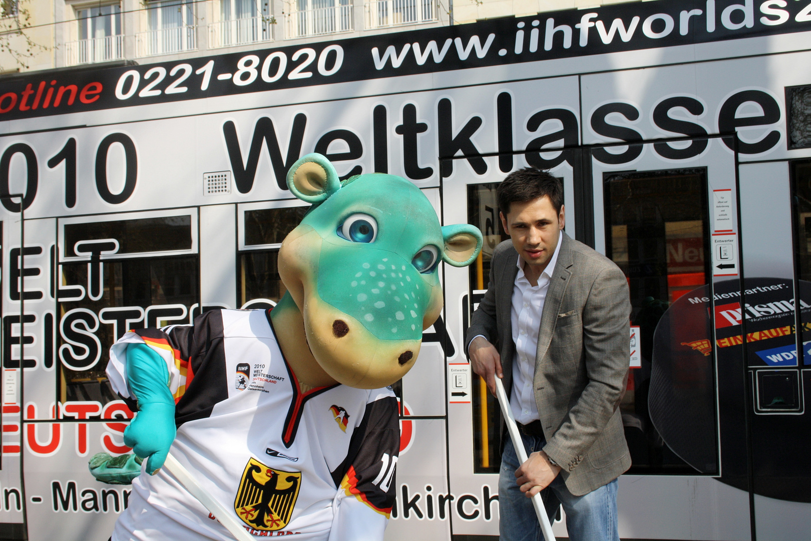 Felix Sturm (Box Weltmeister) und Urmel das WM-Maskottchen der IIHF